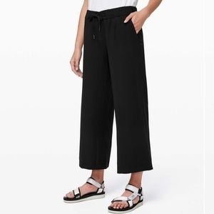 LULULEMON On the Fly Wide Leg 7/8 Pant in Black